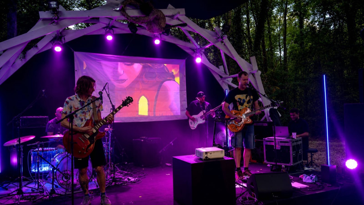 Concert CCQUEEN en plein air : les illustrations projetées derrière les musiciens
