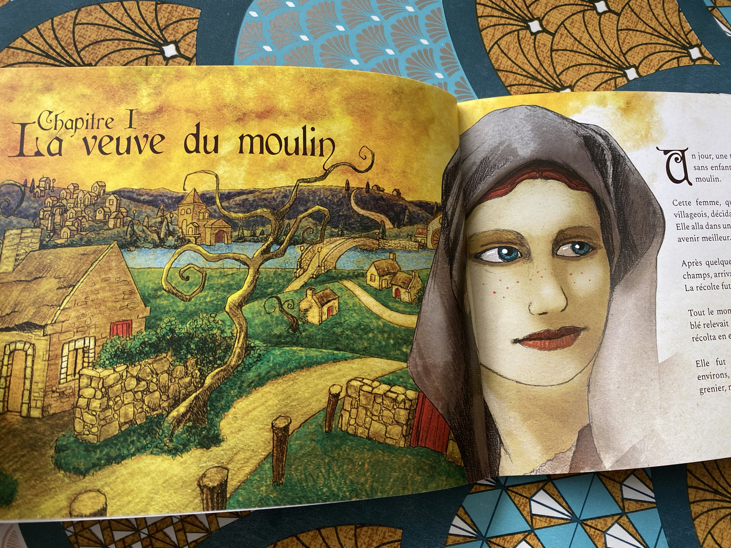 Double page illustrée du livre Le Chat Racine