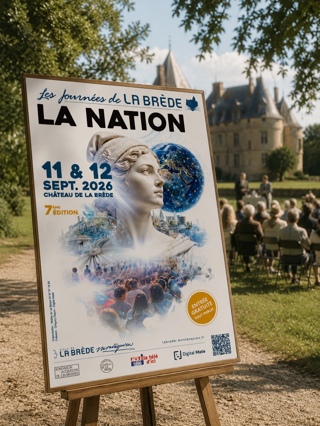 L'affiche La Nation 2026 sur son chevalet devant le château de La Brède, le public installé en plein air