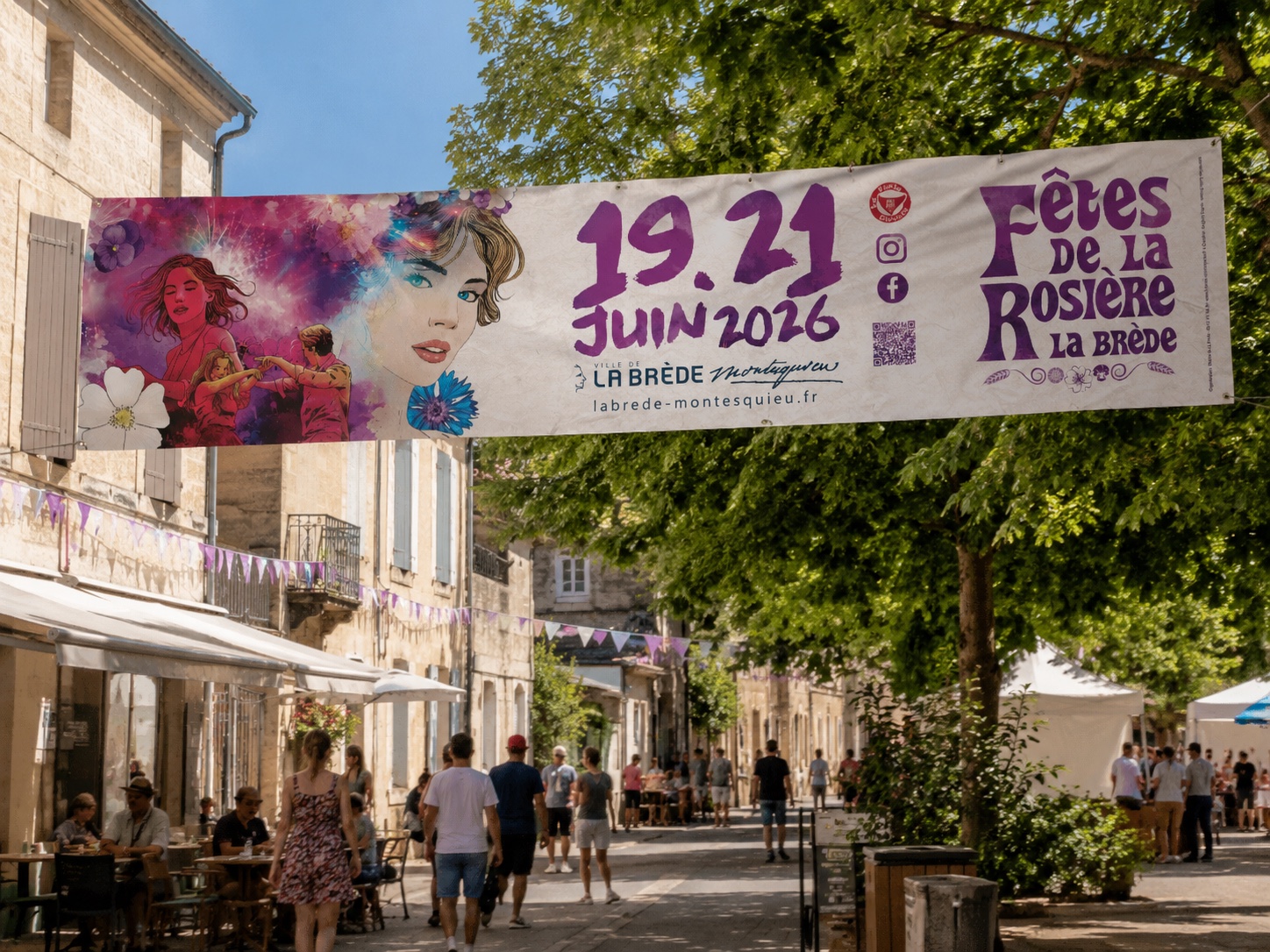 La banderole 2026 tendue au-dessus de la rue pendant la fête, terrasses et fanions