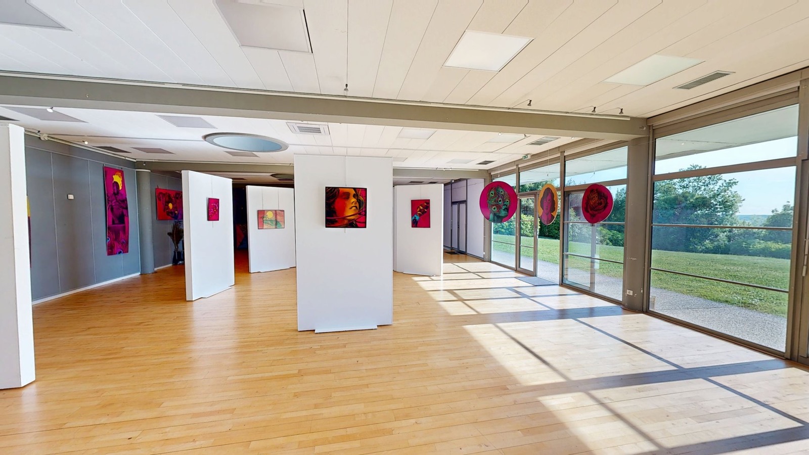 Aperçu de la visite immersive : la salle d'exposition du centre culturel de Bouliac avec les œuvres accrochées sur des cimaises blanches