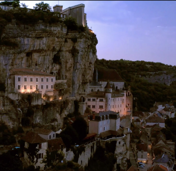 Vue aérienne de la cité de Rocamadour au crépuscule